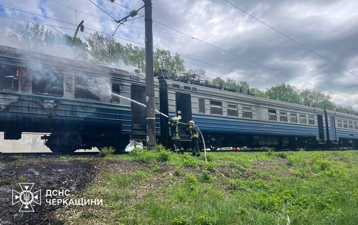 Потяг загорівся під час руху поблизу села Косарі на Черкащині, фото: ДСНС