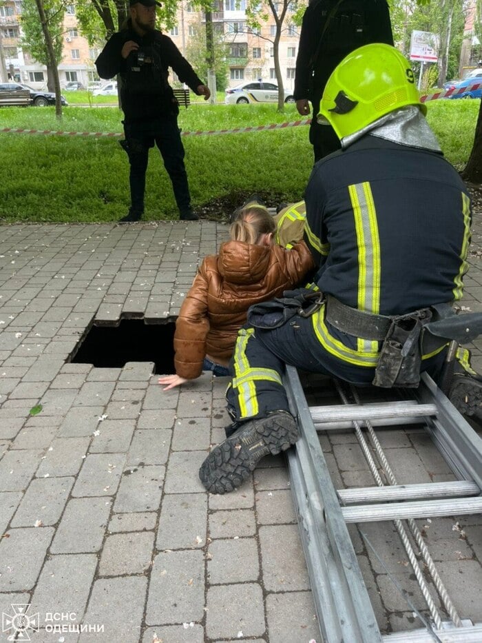 Дівчинка провалилася під тротуарну плитку в Одесі, фото: ДСНС
