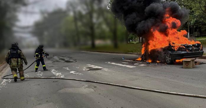 Оккупанты атаковали пожарный автомобиль в Херсоне. Фото: ГСЧС