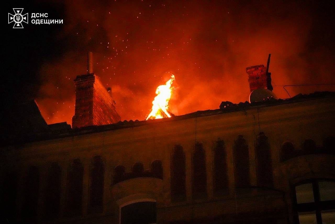 Російські БпЛА атакували житлові квартали Одеси. Фото: ДСНС