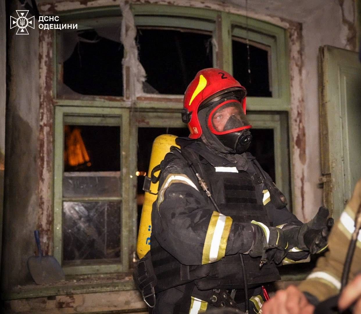 Російські БпЛА атакували житлові квартали Одеси. Фото: ДСНС