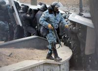 Азаров разрешил силовикам использовать новые гранаты против людей