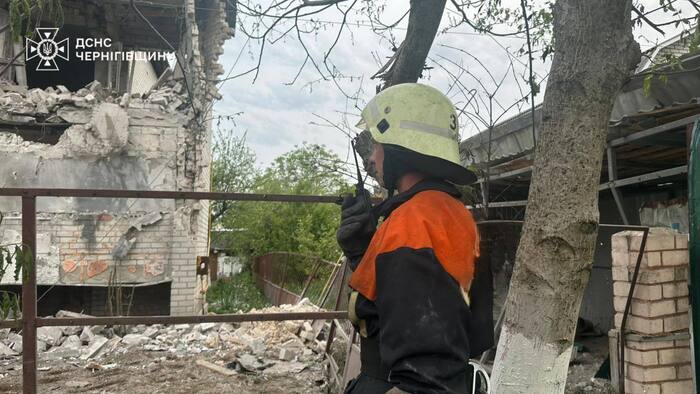 Наслідки російського удару по Чернігову, фото: ДСНС