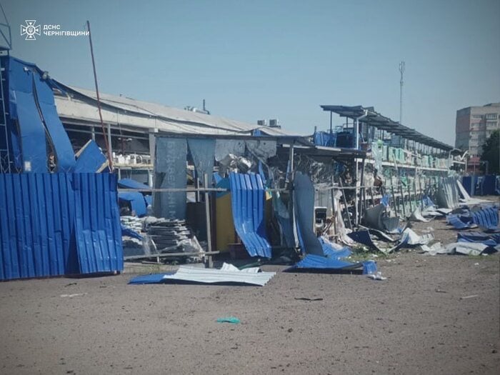 Наслідки російського ракетного удару у Прилуках, фото: ДСНС