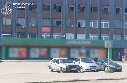 Наслідки обстрілу Прилук. Фото: прокуратура