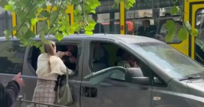 Група людей розтрощила авто ТЦК у Львові. Скріншот