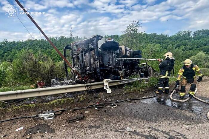 Наслідки удару російського дрона на Харківщині, фото: ДСНС