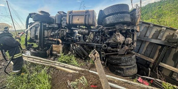 Наслідки удару російського дрона на Харківщині, фото: ДСНС
