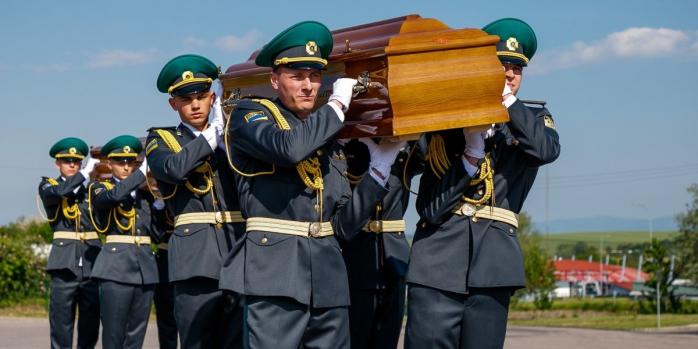 На украинскую землю вернулся прах полковника Андрея Мельника и его жены, фото: ГПСУ