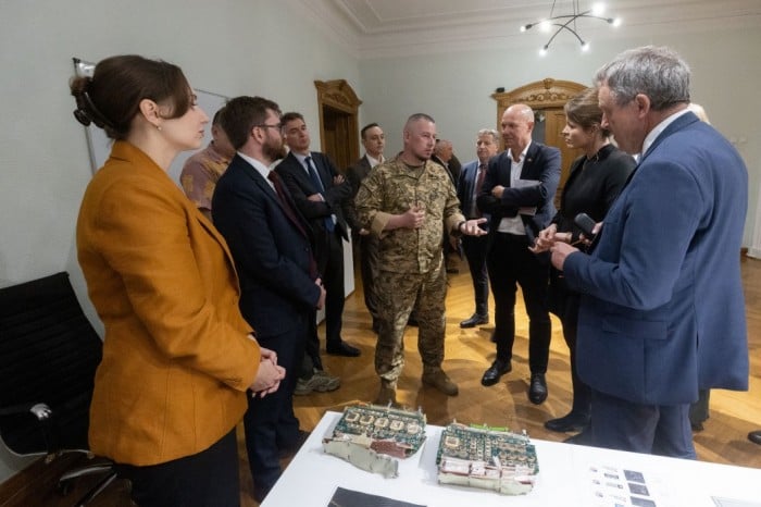 Європейським послам продемонстрували іноземні компоненти з російських ракет, фото: Офіс президента