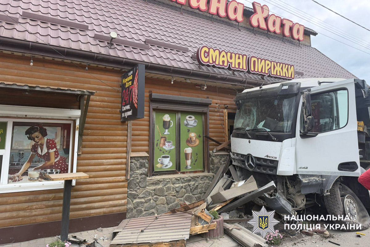 Вантажівка протаранила автівки та кафе. Фото: поліція