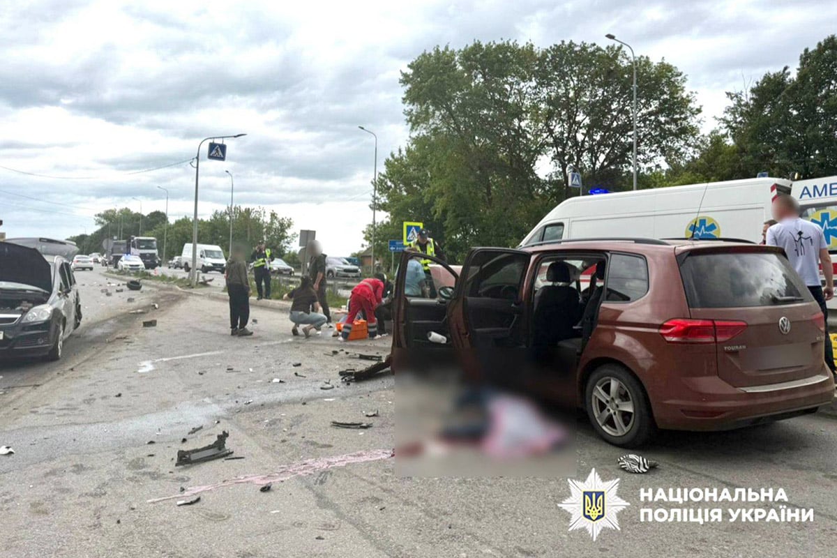 Вантажівка протаранила автівки та кафе. Фото: поліція