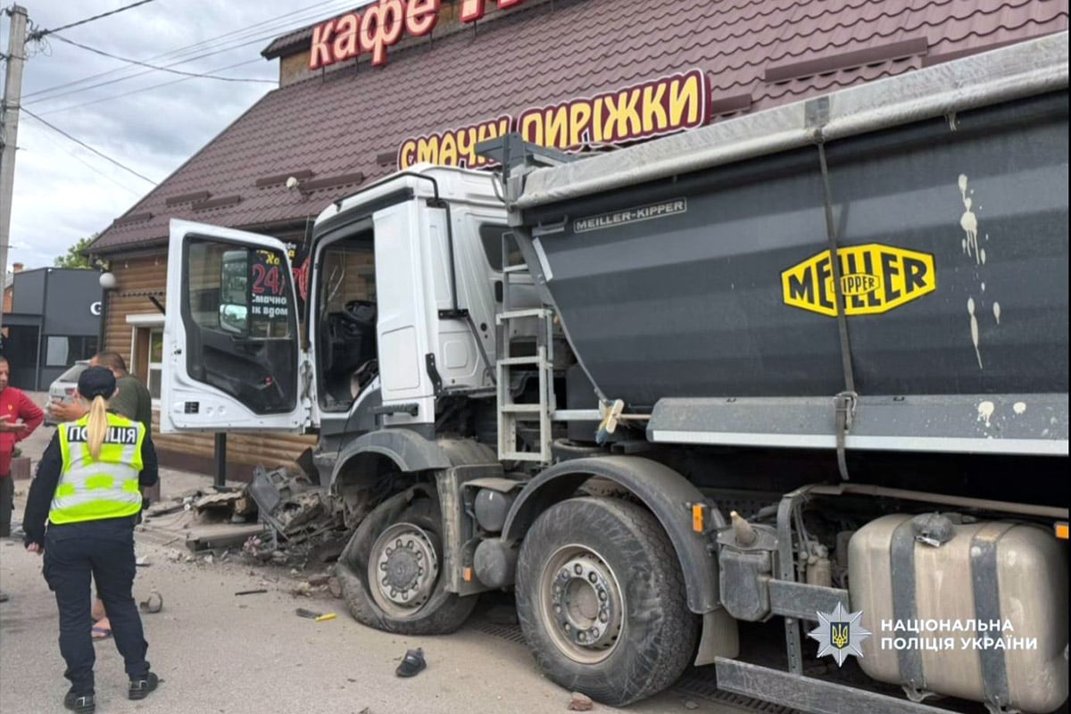 Вантажівка протаранила автівки та кафе. Фото: поліція
