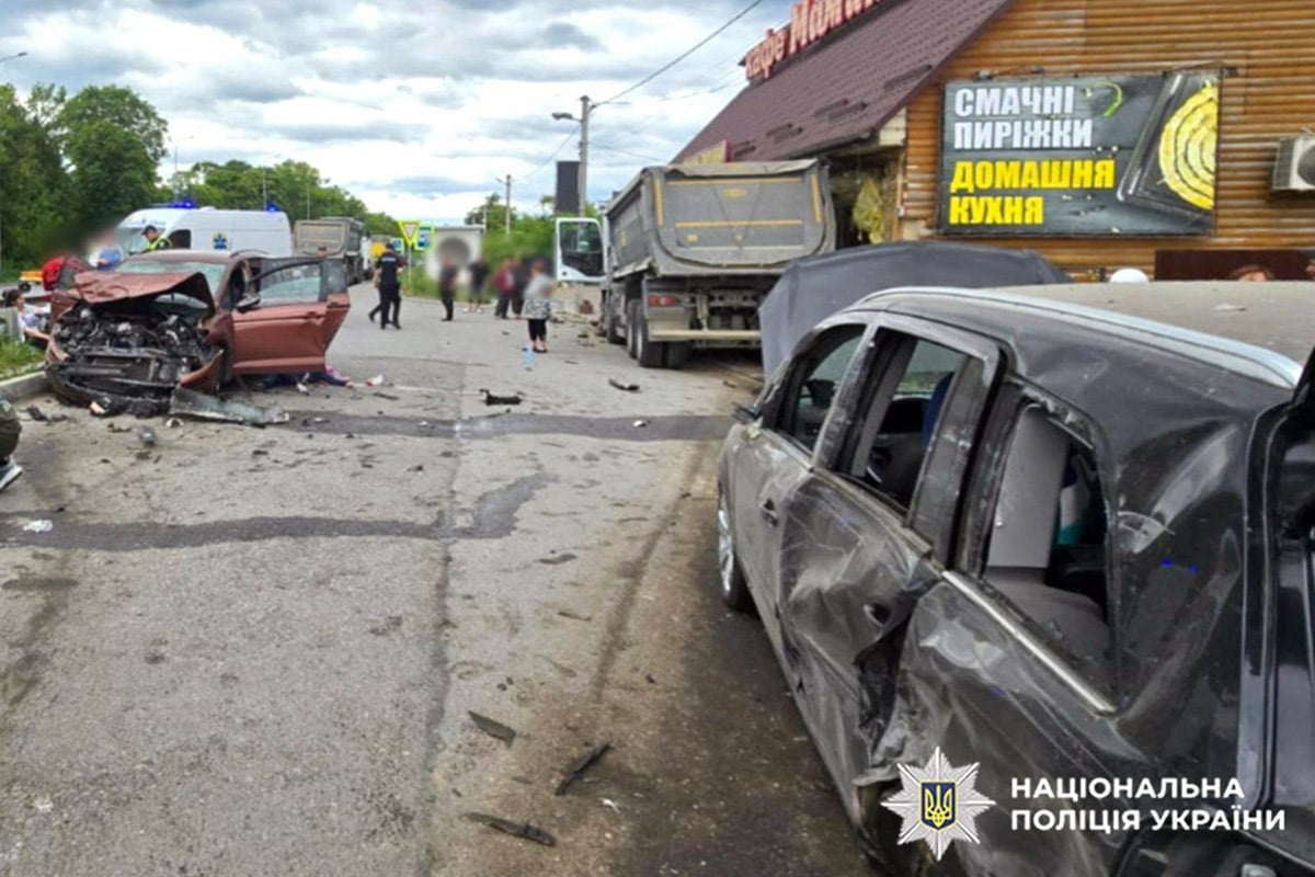Вантажівка протаранила автівки та кафе. Фото: поліція