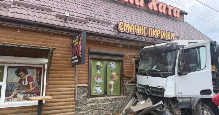 Грузовик протаранил автомобили и кафе. Фото: полиция