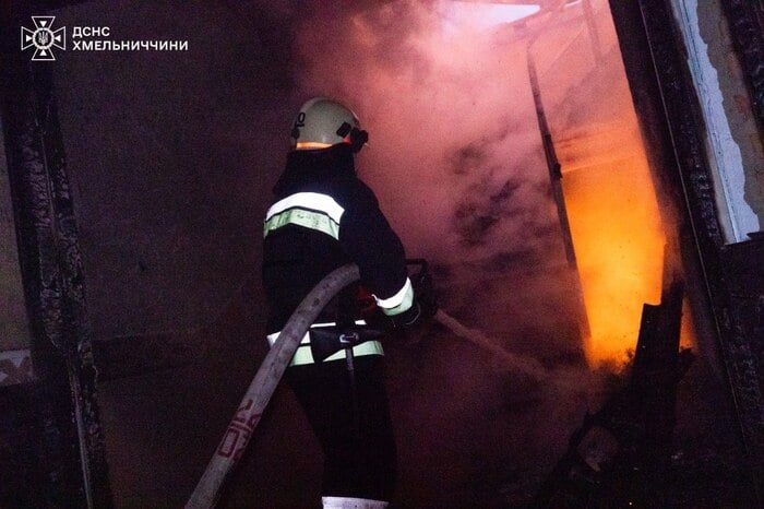Наслідки російської повітряної атаки на Хмельниччині, фото: ДСНС