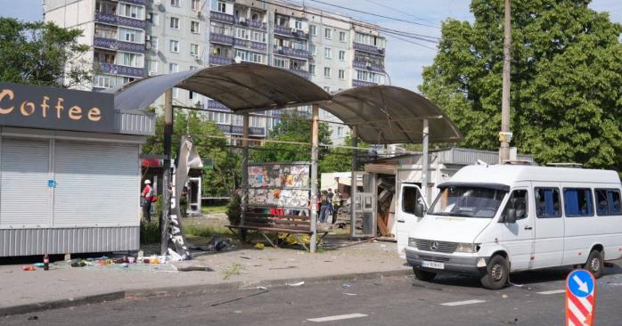 Российский дрон попал по спальному району Запорожья. Фото: ГСЧС