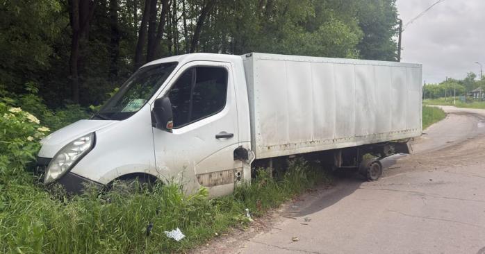 Россияне направили дрон по автомобилю с хлебом на Черниговщине. Фото: полиция