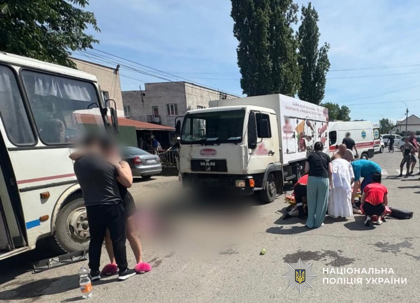 На Закарпатті вантажівка влетіла в людей. Фото: НПУ