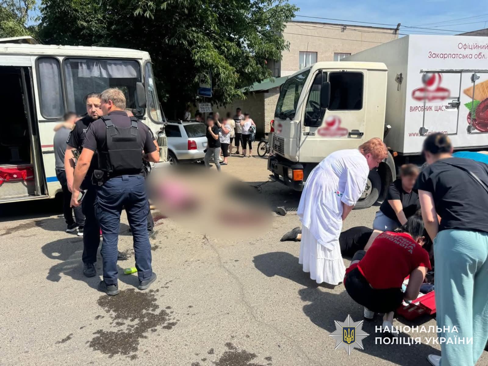 На Закарпатті вантажівка влетіла в людей. Фото: НПУ