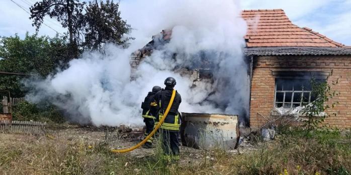 Наслідки російських обстрілів Дніпропетровщини, фото: ДСНС