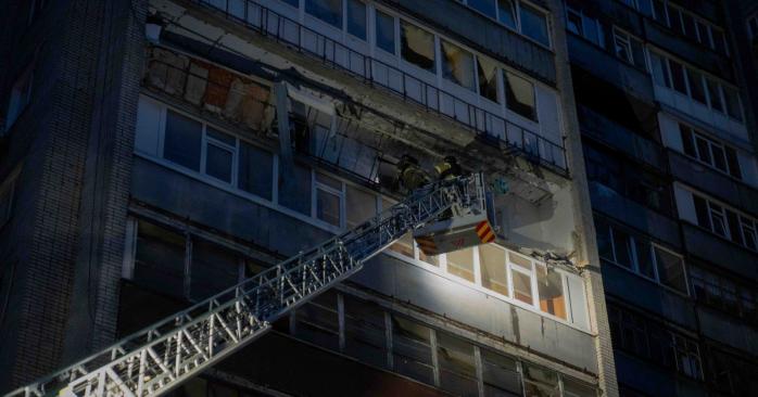 Російський дрон влучив у багатоповерхівку в Сумах. Фото: ДСНС
