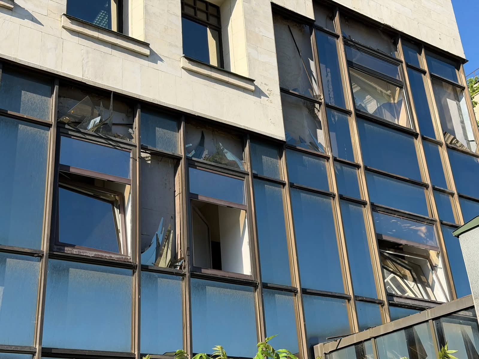 Будівля ВАКС у Києві постраждала внаслідок російського обстрілу. Фото: ВАКС
