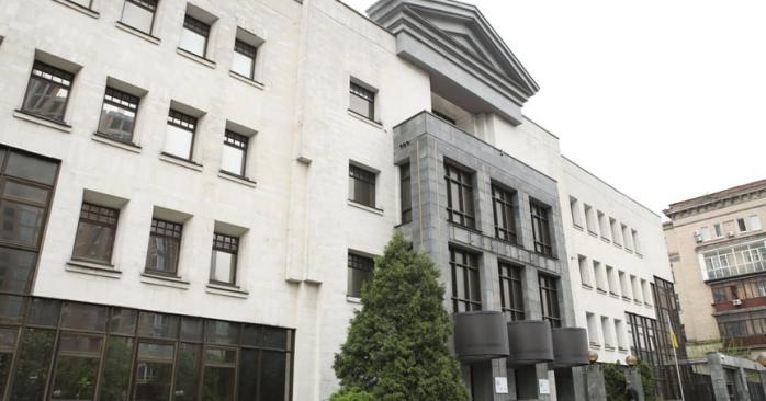 Будівля ВАКС у Києві постраждала внаслідок російського обстрілу. Фото: