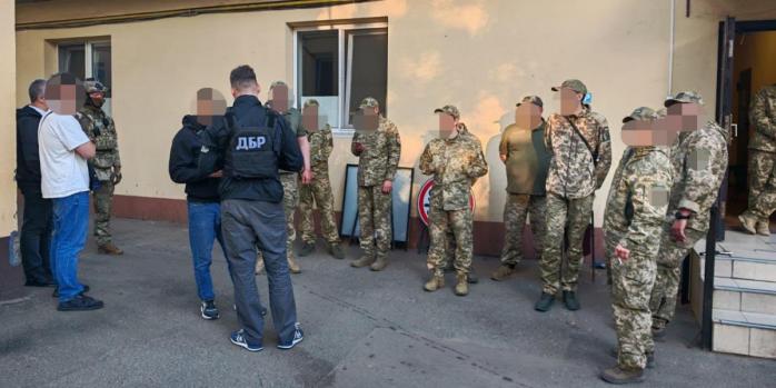 Схему незаконного принуждения к мобилизации разоблачили в Одесской области, фото: ГБР