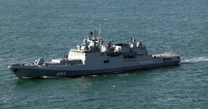 Российский военный корабль стрелял в сторону британского судна. Фото: 