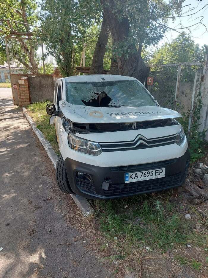 Наслідки удару російського дрона на Нікопольщині, фото: «Укрпошта»