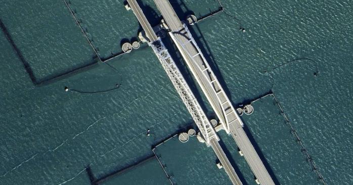 РФ посилює захист Кримського мосту, свідчать супутникові знімки. Фото:
