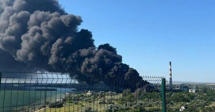 Частина окупованого Криму знеструмлена після нічної дронової атаки. Фото: