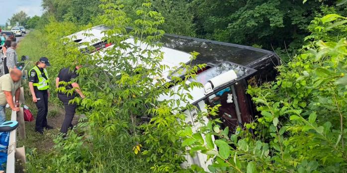 ДТП з автобусом сталася на Хмельниччині, фото: поліція Хмельниччини
