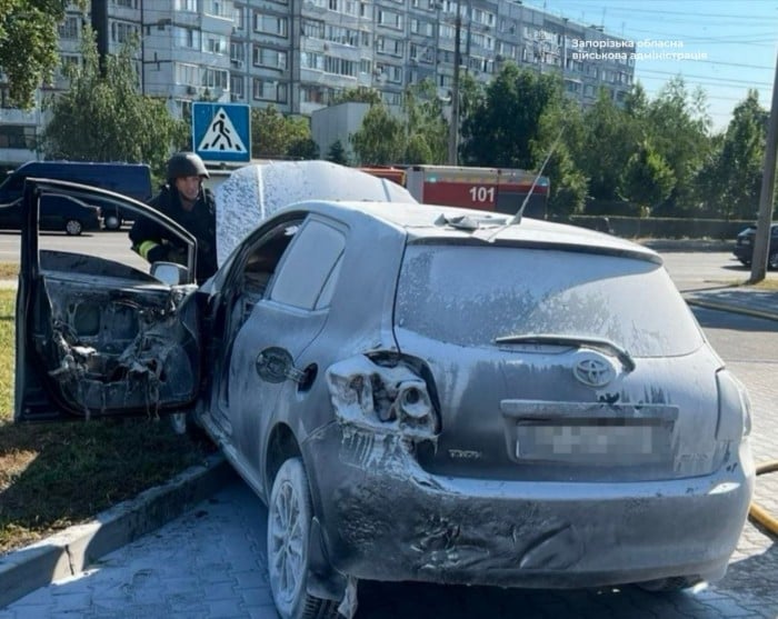 Рашисти атакували БпЛА Запоріжжя, загорілися автівки – агресія росії
