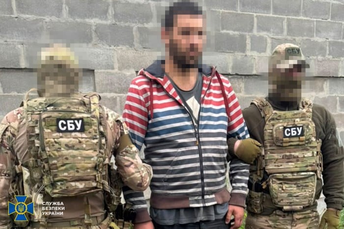 СБУ спільно з Третім армійським корпусом ЗСУ затримала російського коригувальника, фото: СБУ 