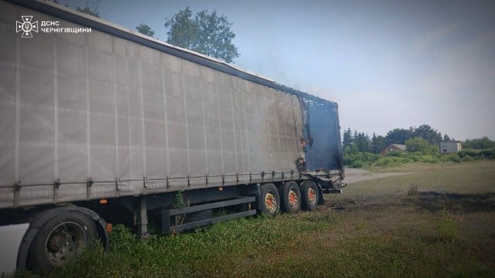 Наслідки удару російського дрона на Чернігівщині, фото: ДСНС