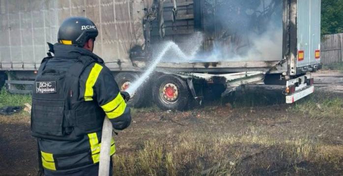 Наслідки удару російського дрона на Чернігівщині, фото: ДСНС