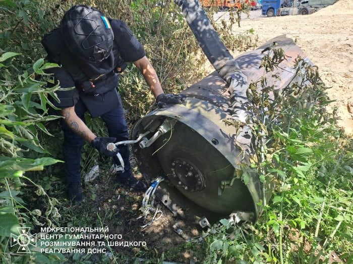 Вилучення залишків російської ракети, фото: ДСНС