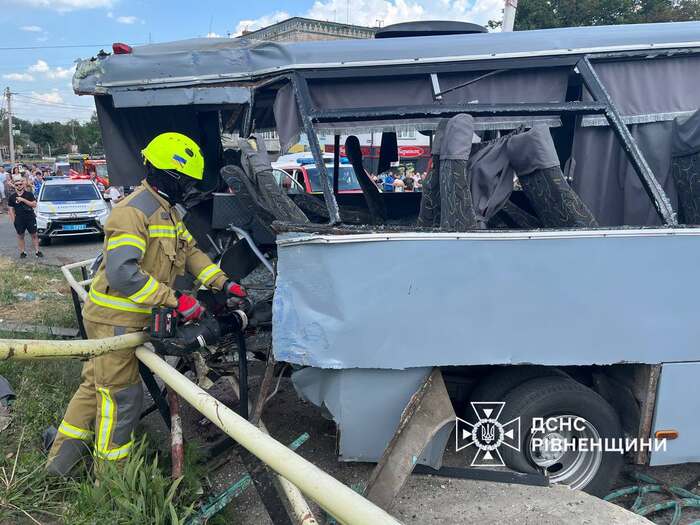 На Рівненщині потяг зіткнувся з маршрутним автобусом, фото: ДСНС