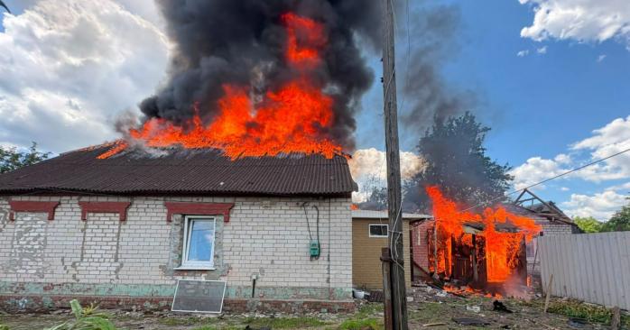 Росіяни вдарили КАБами по Дніпропетровщині, постраждала ціла родина. Фото: