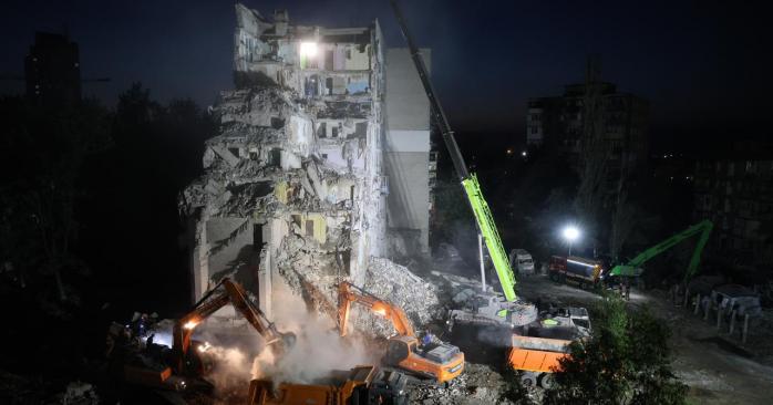 У Києві до 30 осіб зросла кількість загиблих внаслідок російського обстрілу. Фото: