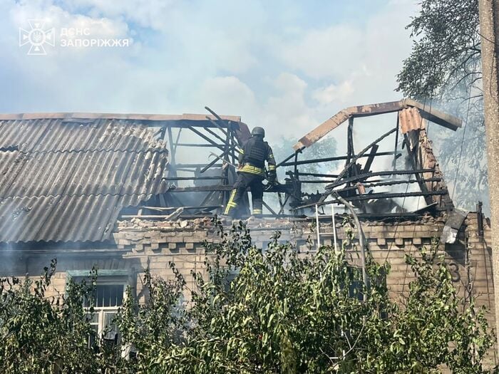 Наслідки російської атаки на Запоріжжі, фото: ДСНС