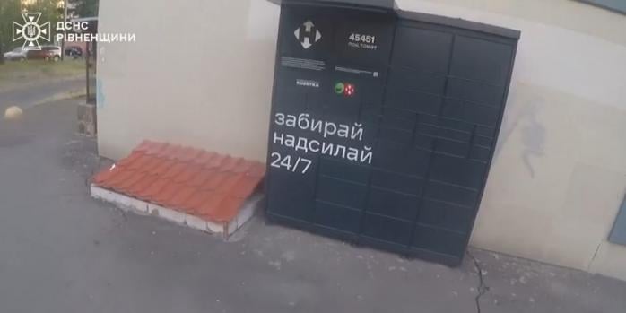 Під час порятунку з поштомату у Рівному, скріншот відео