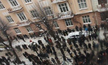 Митингующие в Черновцах пошли на штурм ОГА с требованием отставки Папиева
