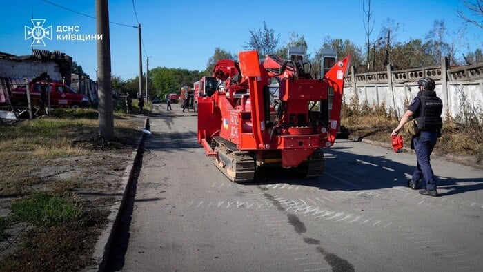 Наслідки російського обстрілу Вишневого, фото: ДСНС