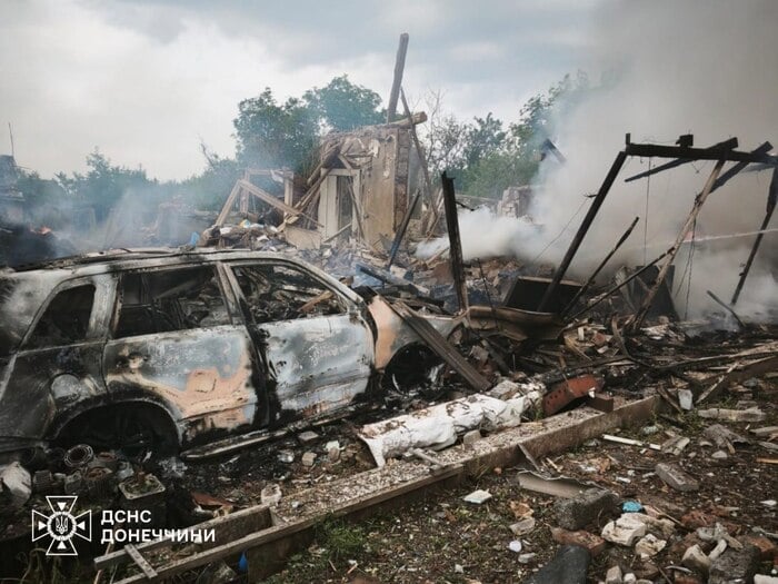 Наслідки російського авіаудару на Донеччині, фото: ДСНС