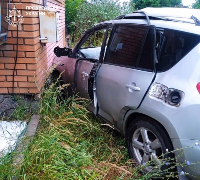 Наслідки удару російського дрона, фото: Харківська обласна прокуратура