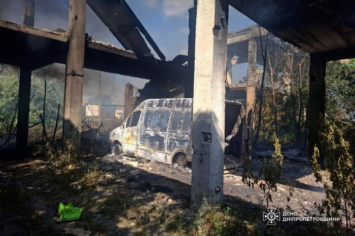 Наслідки російського обстрілу на Дніпропетровщині, фото: ДСНС