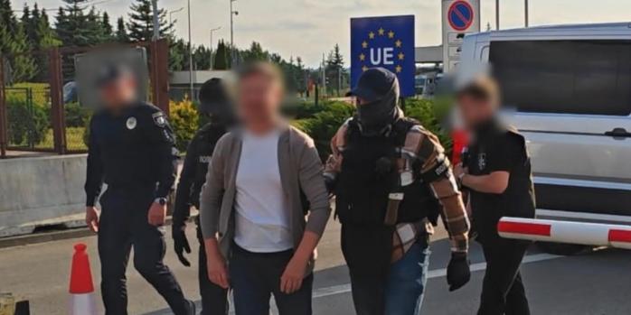 Во время экстрадиции народного депутата, фото: Нацполиция